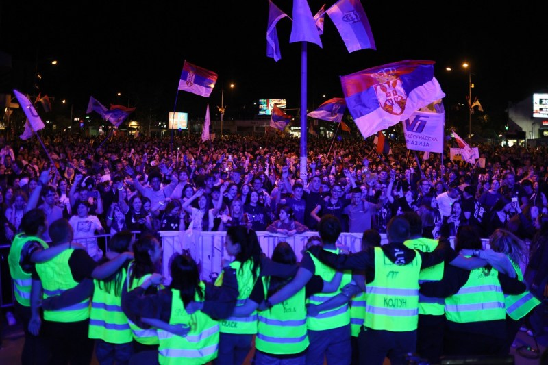 The high school students protested in Serbia against introducing online hours.