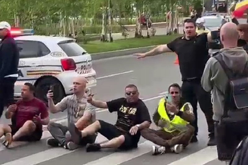 Video protesters sat on the road and blocked the traffic in the area of the High Court