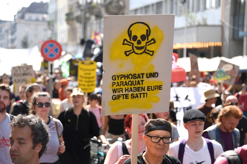 Protestujący podczas marszu przeciwko międzynarodowym firmom agrochemicznym i biotechnologicznym Monsanto i Syngenta, Bazylea, Szwajcaria, 19 maja 2018 r.