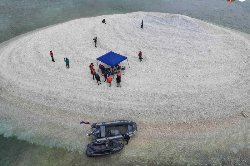 China shakes the waters and occupies a strategic island in full US-Filipin military