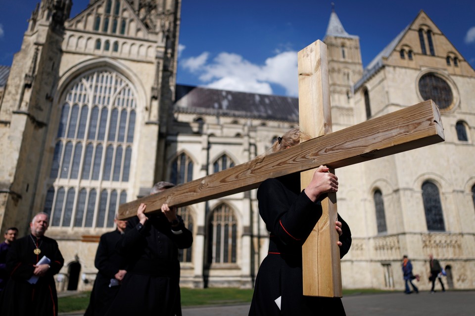 Members of the clergy of the cathedral in Canterbury carry a cross in a procession to the Easter garden of the cathedral as part of the Liturgy of the Dozniejkół service in Canterbury, Great Britain