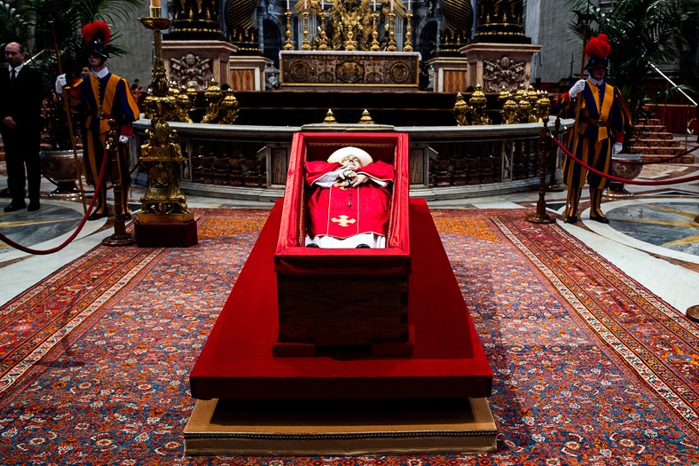 The pope's body exhibited in a casket in the Basilica of St. Piotr