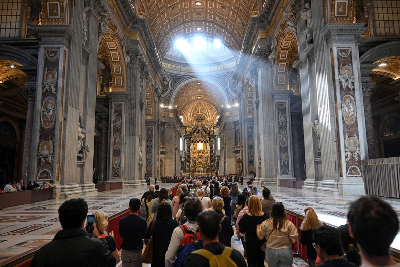 Queue of people in the Basilica of St. Piotr in the Vatican to pay tribute to the deceased Pope Francis