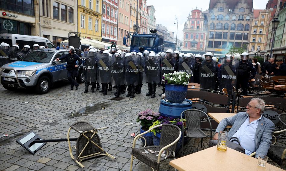 Waterfall and water cannons versus glass and chairs. The hooligans fought with the police