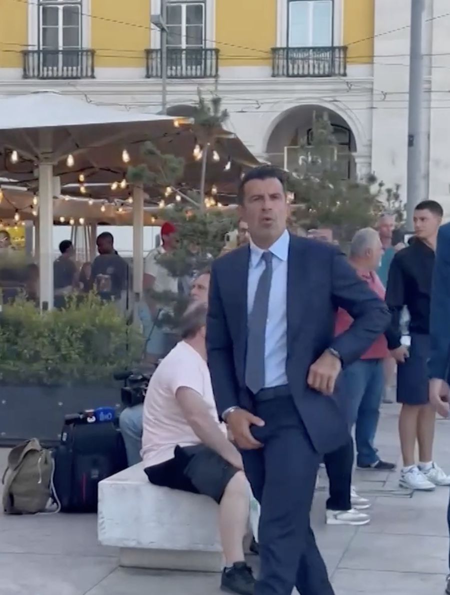 Luis Figo, apostrophe by the fans of Barcelona: 