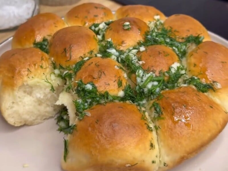 Mix it with milk - and pampushki will turn out to be incredibly lush and fragrant. Recipe for dough without disgrace