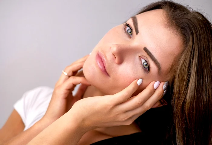 A young -eyed young woman and bright skin