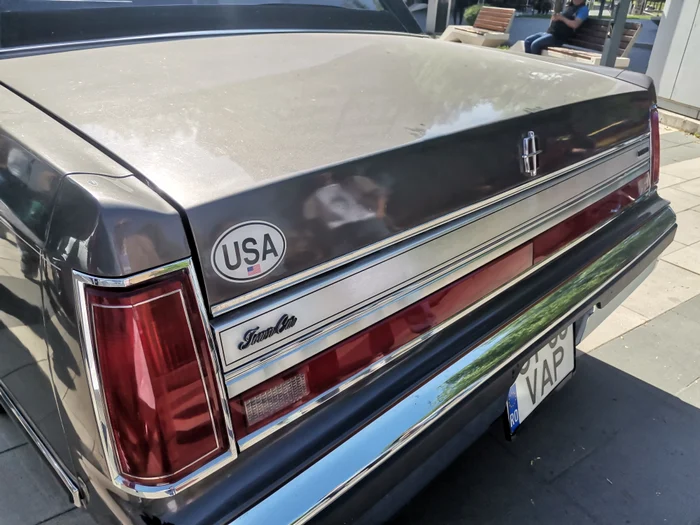 Lincoln Town Car, a luxurious photo: Alina Mitran