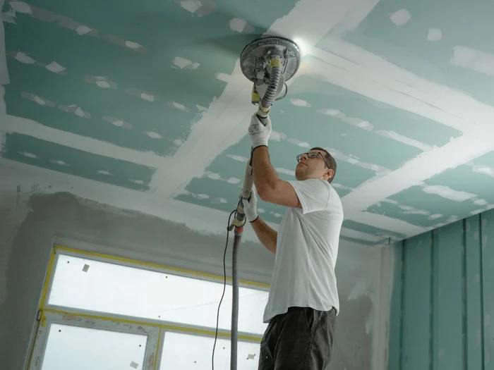 A mucator grinds the ceiling of a room
