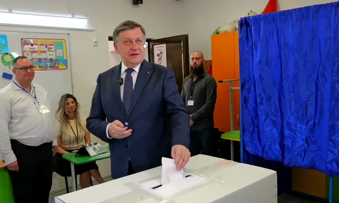 Crin Antonescu voted for a worthy Romania. Photo: video capture