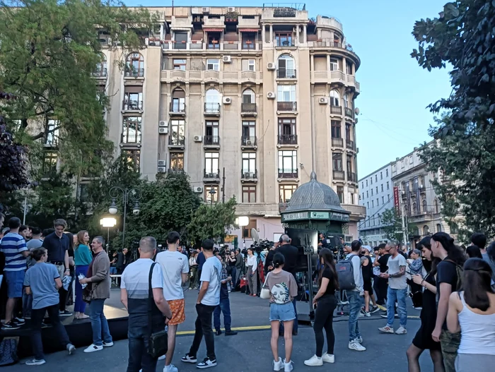 People near the scene arranged for the candidate Nicușor Dan