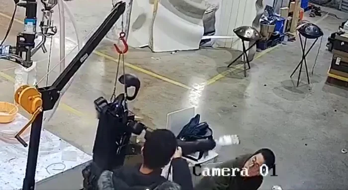 A humanoid robot with artificial intelligence has attacked its photo creators: video capture 