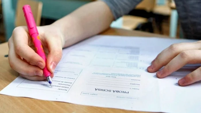 Student writes to the written test