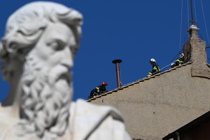 Conclav to the Vatican for choosing a new pope. When will the first smoke signal be given