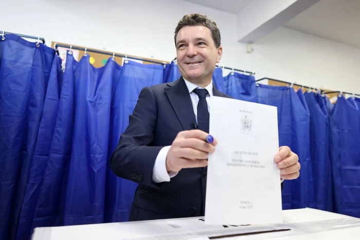 Nicușor Dan votes in the first round of the presidential elections in Bucharest. PHOTO Inquam Photos / George Călin