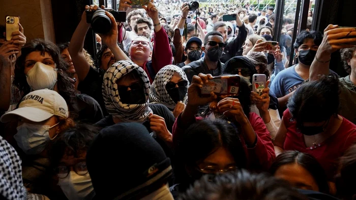 Dozens of students of Colombia University, in a large protest against the Gaza PHOTO: X