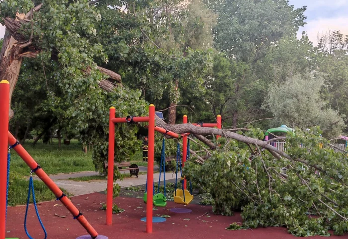 The child in the cradle was not injured. Photo: Facebook / Youth Community Action