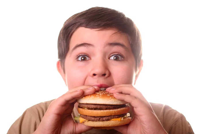Fast food commercials determine children to eat more calories: shutterstock