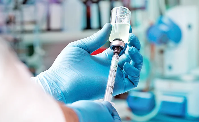 The two nurses made vaccinations 