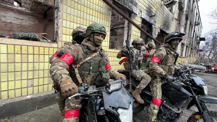 Russian soldiers on motorcycles began to appear on the profimia photo battlefield