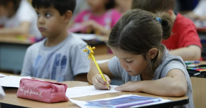 The students of the second class hold the test in mathematics. Photo: Adevărul archive