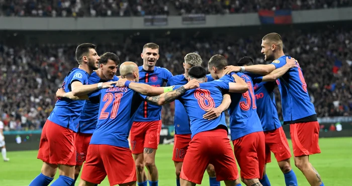 The players will celebrate with supporters winning the title. Photo Facebook FCSB