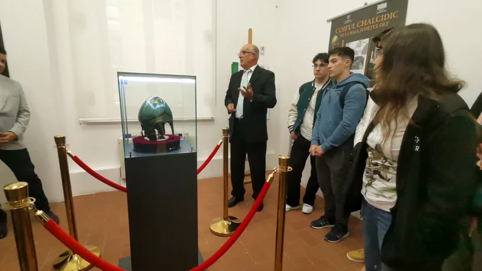 The first visitors were students from CN