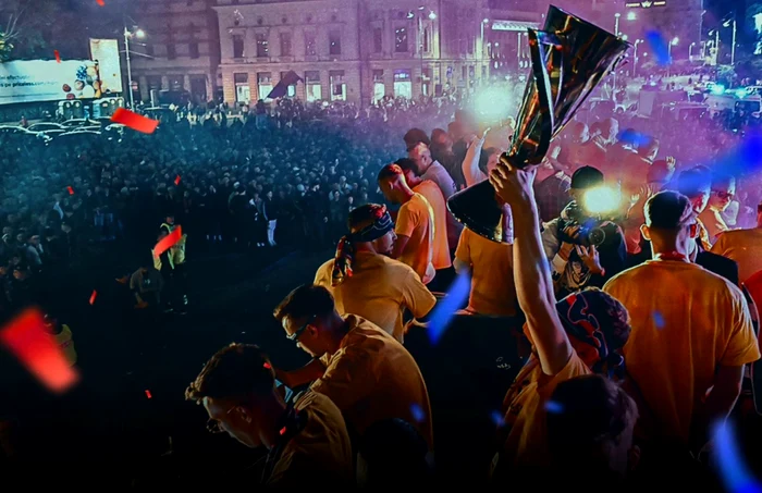 The champion players celebrated with fans in the Constitution Square. Photo Facebook FCSB 