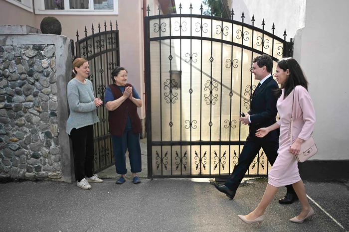Nicușor Dan, voting, along with his wife. Photos Photos Alex Nicodim