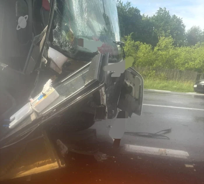 The front of the bus was made dust. Photo: ISU Argeş