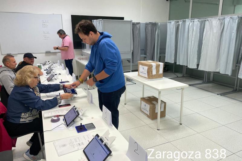 Romanians disappointed by the result of the presidential elections cut their bulletin or passport