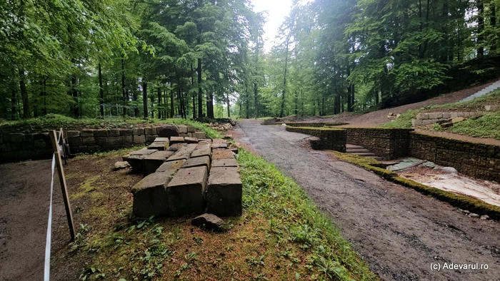 Gabions at the entrance on the ancient road. Photo: Daniel Guță