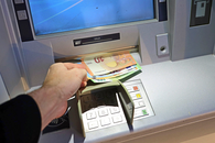 He put 3,000 euros in an ATM and the device confiscated on the spot: