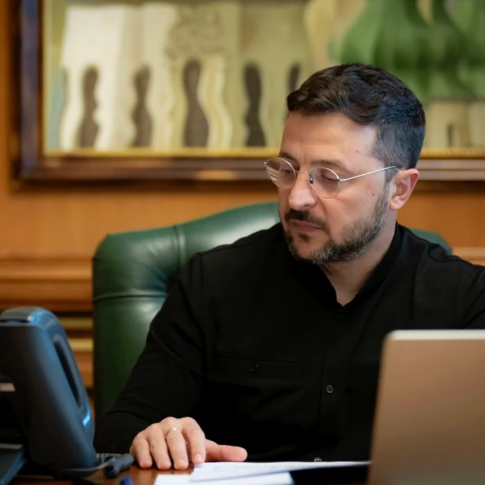 Volodimir Zelenski speaks on the phone with Donald Trump EPA EFE