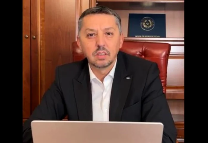 Daniel David talking about the national evaluation for the eighth grade. Photo: video capture