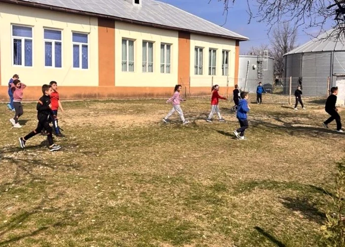 Children in the rural area in the school yard. Photo World Vision Romania