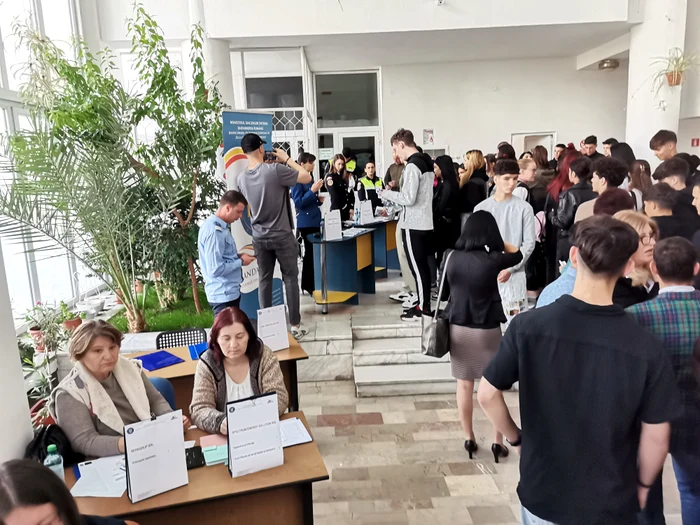 Young people were interested in how a career can follow in May and MApN Photo: Alina Mitran