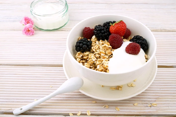 Healthy food with oats and yogurt. Source: pixabay.com