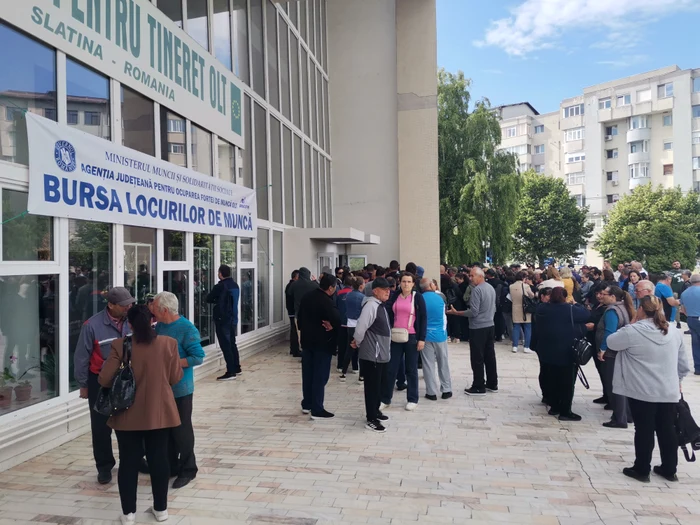 The unemployed waited for their turn to get in front of the photo employers: Alina Mitran