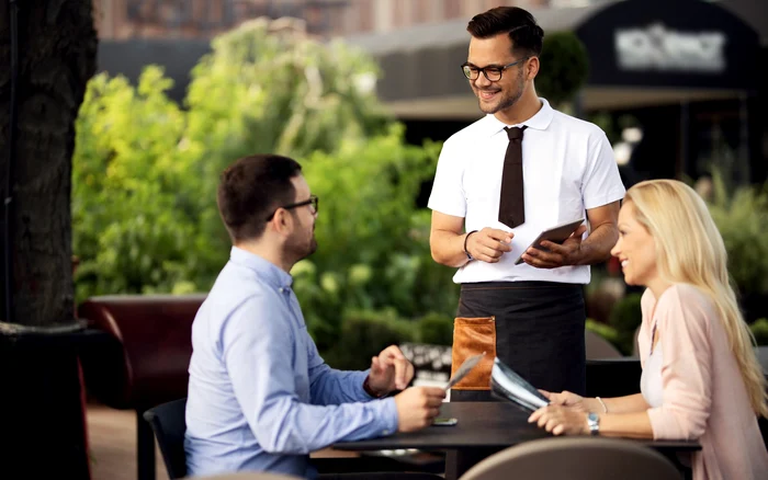 During the summer, the waiters are in great search. Source: freepik.com
