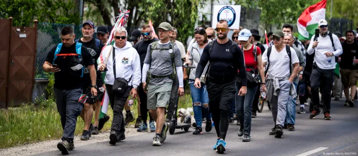 Hungarian opposition leader Peter Magyar and his supporters on the way to Oradea