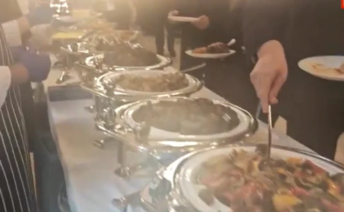Sarmale and beans, at the feast offered by the President elected Photo: Video capture
