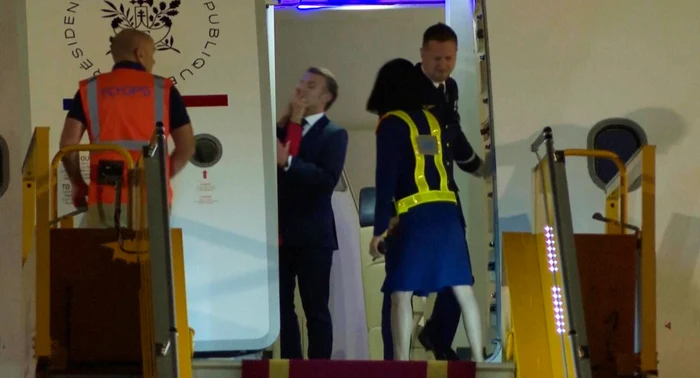 The moment when Brigitte pushes Emmanuel Macron Photo: Profimedia
