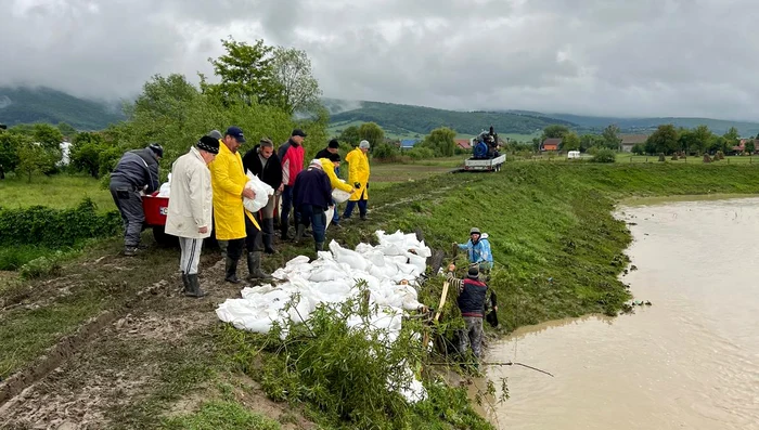 Volunteers and employees also worked together in Dobârlău, Covasna Photo: FB/B. Barbu