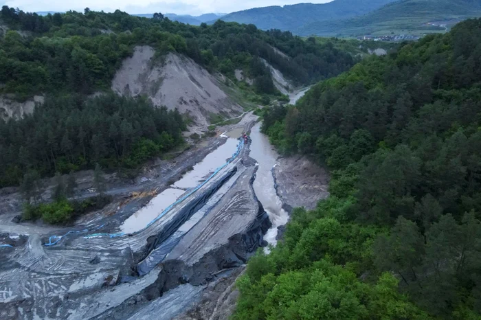The pure praid dam gave up. Photo: Inquam Photos / Alex Nicodim