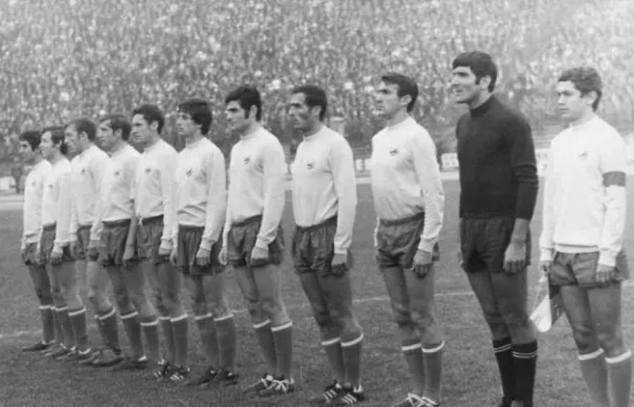 România 70. Dembrovschi este al cincilea de la stânga la dreapta Drama celui mai bun jucător al României la Mondialul din '70: chinuit de boala Parkinson, își îngrijește soția imobilizată la pat! » „Nici nu mai știu de când n-am mai reușit să văd un meci cap-coadă”