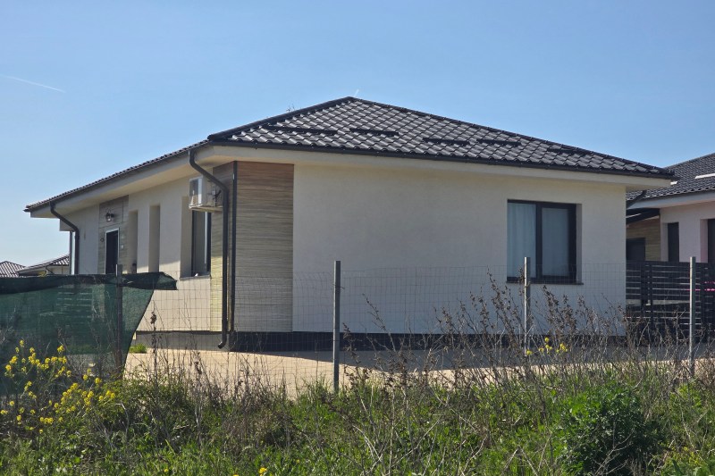 The ownership of the house in Lasconi's pictures: 