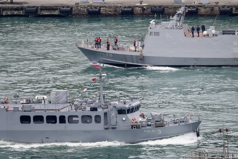 Kuang Hua VI class rocket boat (at the top) and Mine Mine Mine Jiang patrols the port during Chinese and armed and armed exercises near Taiwan, Keelung, Taiwan, April 2, 2025.