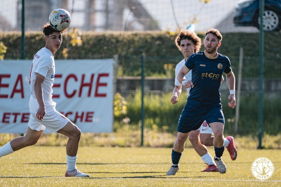 Steroslots is the main sponsor at Gloria Ultra Dorohoi, in the third league. Photo: Facebook/Gloriaultra Amazing images: Andrei Ivan appeared masked with wig, glasses and cap on a casino rival site, while Craiova had a match in the play-off!
