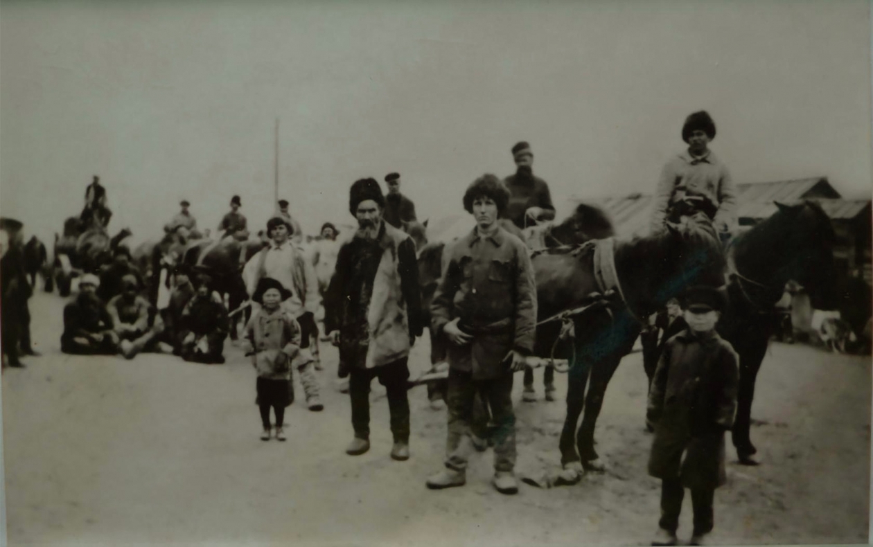Pos. Birakan Obluchensky district of the EAO of 1927 A steam boiler is taken to the resort of Kuldur. Pioneers.